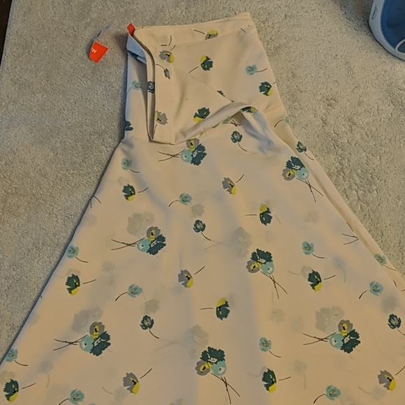 White flowy skirt - Picture 1 of 3